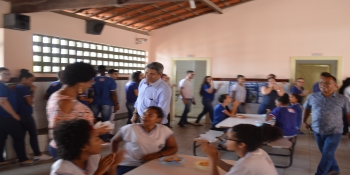 Secretário visitando escola em Rafael Jambeiro