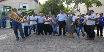 Secretário Jerônimo Rodrigues com estudantes e funcionários da Escola Estadual Irmã Rosa Aparecida, em Feira de Santana